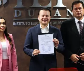 Esteban Villegas recibe constancia de mayoría como gobernador electo de Durango