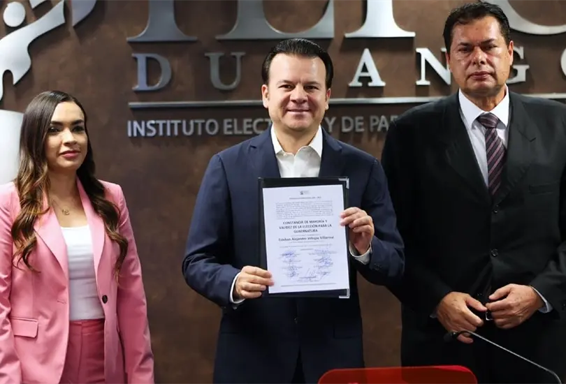 Esteban Villegas muestra su constancia que lo acredita como gobernador electo.