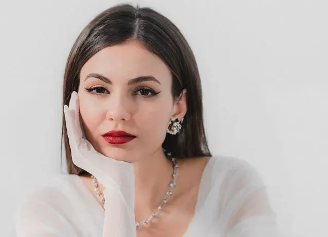 Fue la mejor amiga de Zoey en la tercera y cuarta temporada. Era una de las chicas m&aacute;s populares de la escuela.