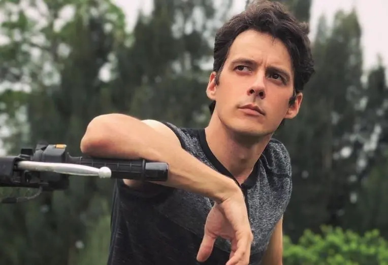 Era el chico multimillonario de la escuela, atractivo pero muy engre&iacute;do.