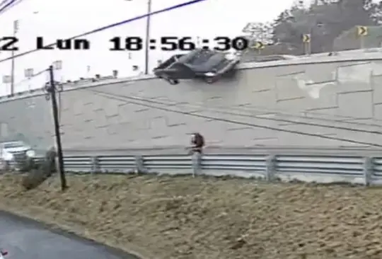 Hombre se salva de ser aplastado por camioneta que cay&oacute; de un puente en Puebla | VIDEO