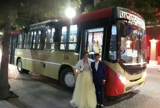 Quinceañera innova: Llega a su fiesta de XV años en microbús y se hace viral