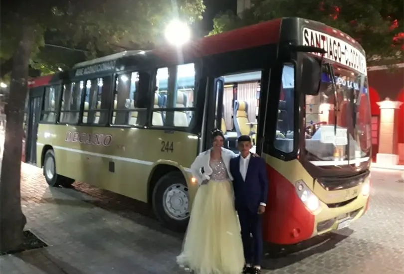 Quinceañera innova: Llega a su fiesta de XV años en microbús y se hace viral Quinceañera innova: Llega a su fiesta de XV años en microbús y se hace viral