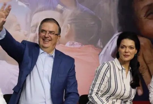 Marcelo Ebrard y su esposa Rosalinda Bueso en Guadalajara.