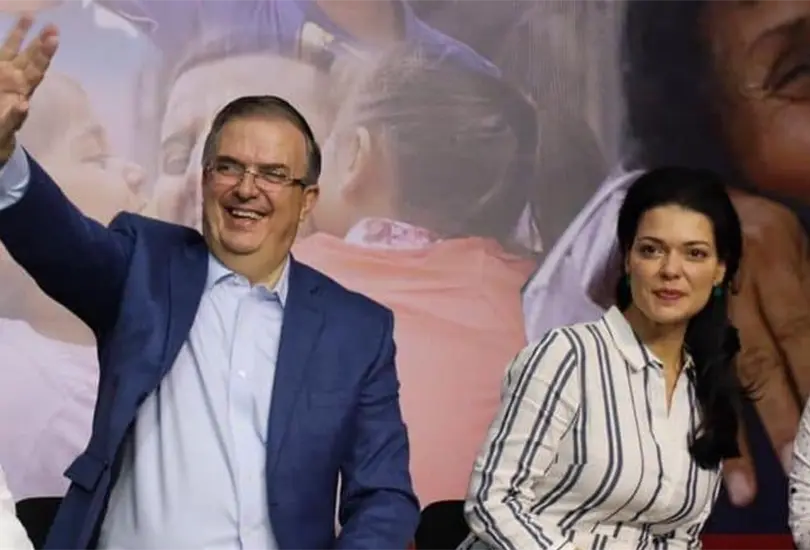 Marcelo Ebrard y su esposa Rosalinda Bueso en Guadalajara.