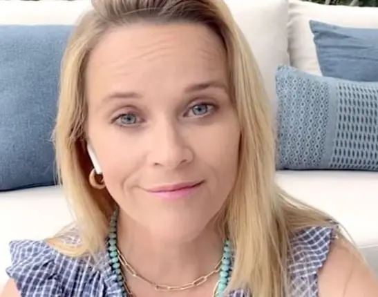 Era una joven que es abandonada por su novio debido a que no la considera una chica seria, por lo que se esfuerza en entrar a la Universidad de Harvard para estudiar Derecho, y lo logra.