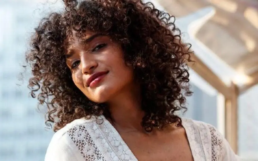 La int&eacute;rprete de Angel Evangelista en la serie "Pose" afirm&oacute; que se considera una persona trans no binaria y tambi&eacute;n utiliza los pronombres "they/them".