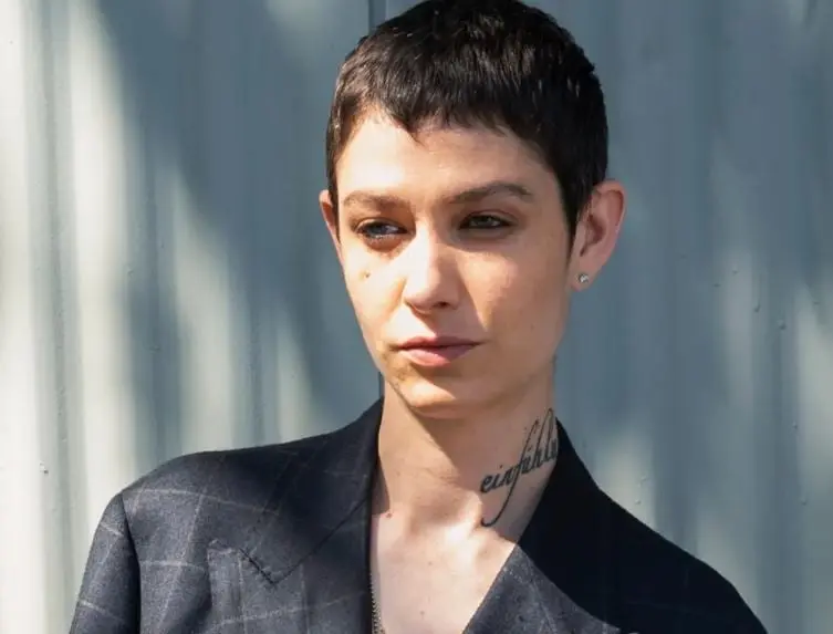 La int&eacute;rprete de Taylor Mason en la serie "Billions" se convirti&oacute; en la primera persona no binaria en interpretar un personaje no binario.