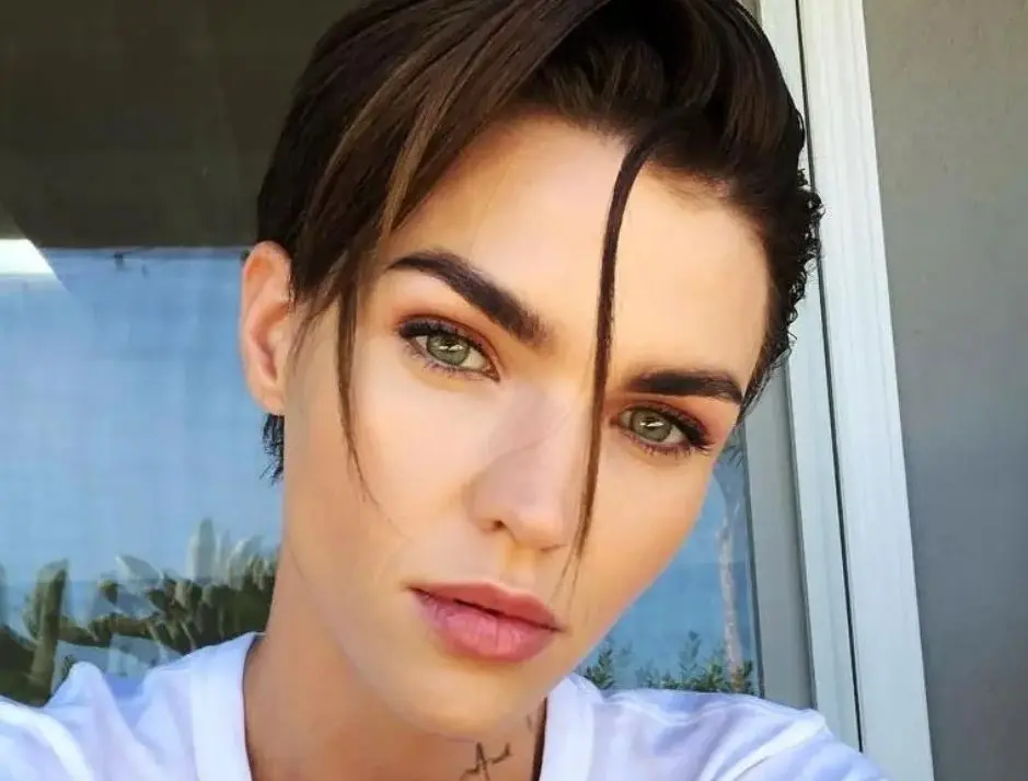 La modelo y actriz ha declarado que se identifica como una persona de g&eacute;nero fluido, cuya identidad se caracteriza por estar dentro del espectro no binario, pues a veces se percibe m&aacute;s como hombre y otras, m&aacute;s como mujer.