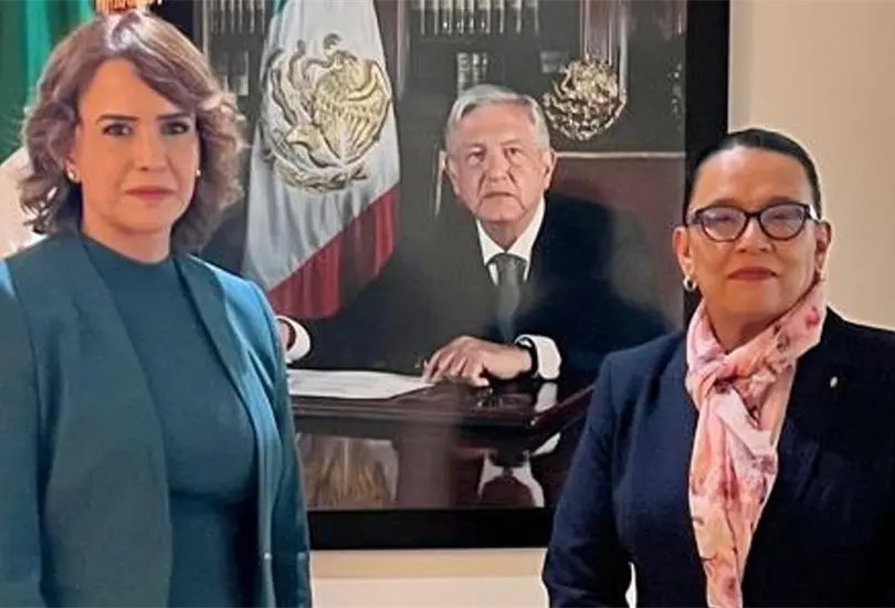 Clara Luz Flores Carrales y Rosa Icela Rodr&iacute;guez Vel&aacute;zquez.