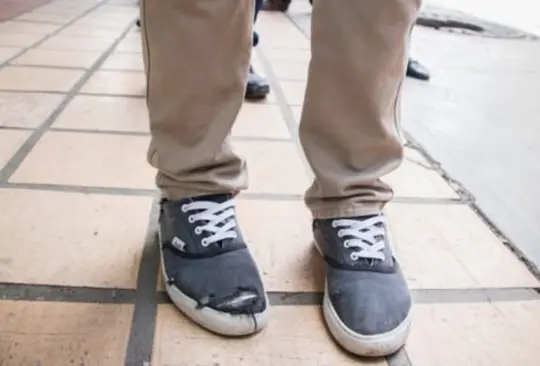 Profesora regala tenis a un estudiante