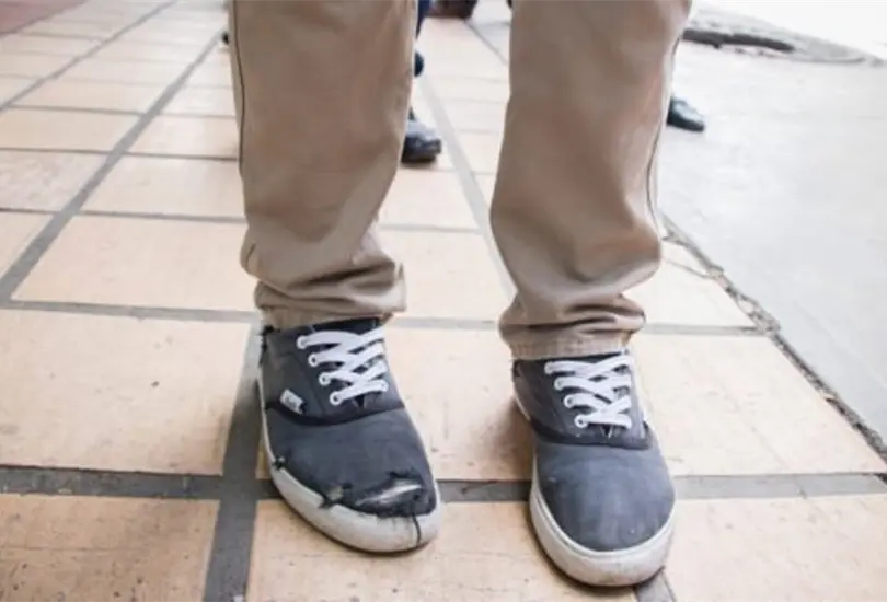 Profesora regala tenis a un estudiante