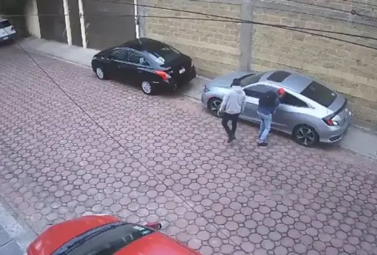 Los sujetos abren el carro con mucha facilidad, seg&uacute;n se muestra en el video.