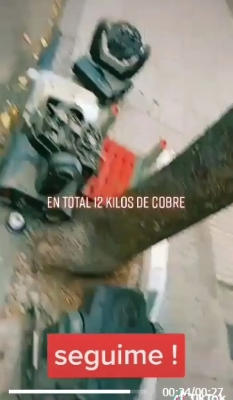 Una de las formas de generar ingresos reciclando que practica Sabater es sacar el cobre de objetos. Foto: TikTok.