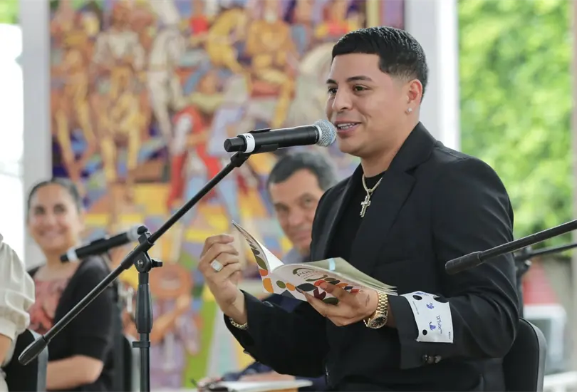 Eduin Caz form&oacute; parte de Fandangos por la lectura, que organiza Beatriz Guti&eacute;rrez M&uuml;ller.