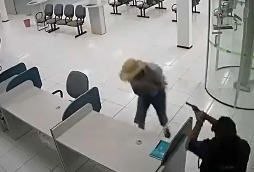 El policía encaró al ladrón y frustró el asalto. El policía encaró al ladrón y frustró el asalto.