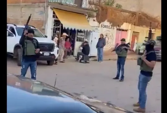 Pobladores observa la llegada del CJNG a El Volantín, Jalisco. 