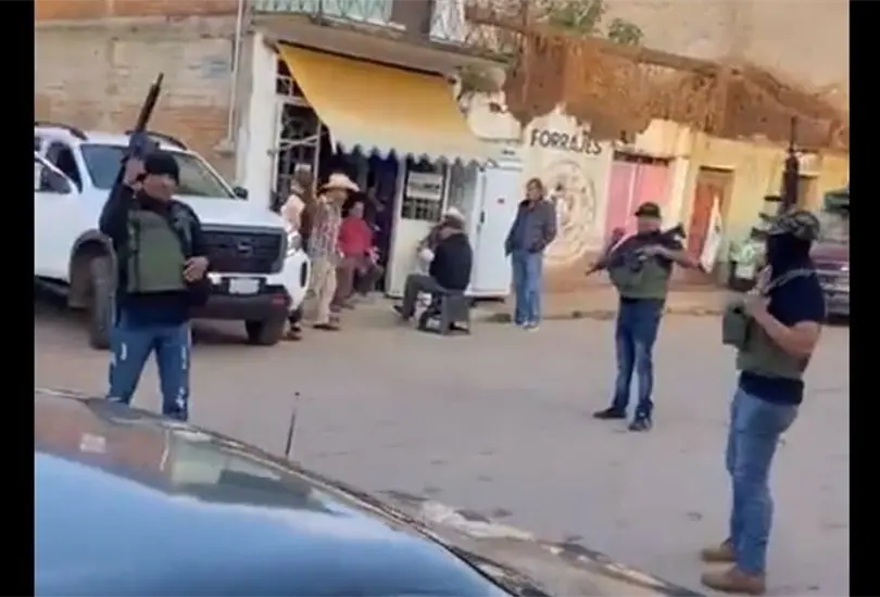Pobladores observa la llegada del CJNG a El Volant&iacute;n, Jalisco. 