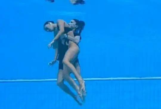 La entrenadora Andrea Fuentes no dudó ni un segundo y saltó a la alberca para rescatar a su pupila La entrenadora Andrea Fuentes no dudó ni un segundo y saltó a la alberca para rescatar a su pupila