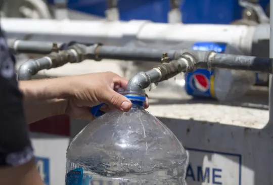 Se agarran a garrafonazos en Nuevo León por la escasez de agua | VIDEO