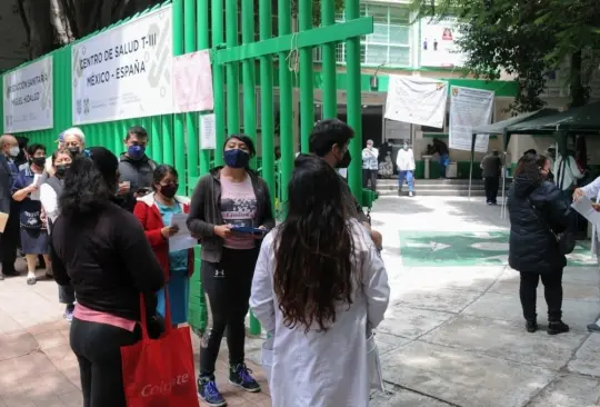 Filas para ponerse la vacuna contra COVID-19 en la CDMX. 