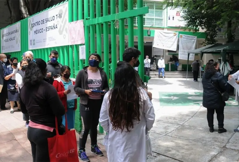 Filas para ponerse la vacuna contra COVID-19 en la CDMX. 