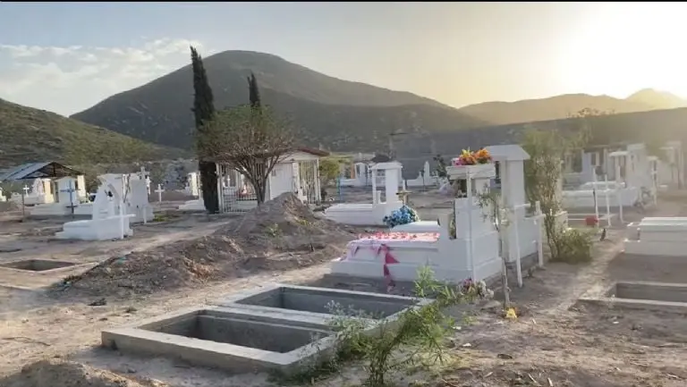 Familia instala alberca en cementerio -Captura de pantalla