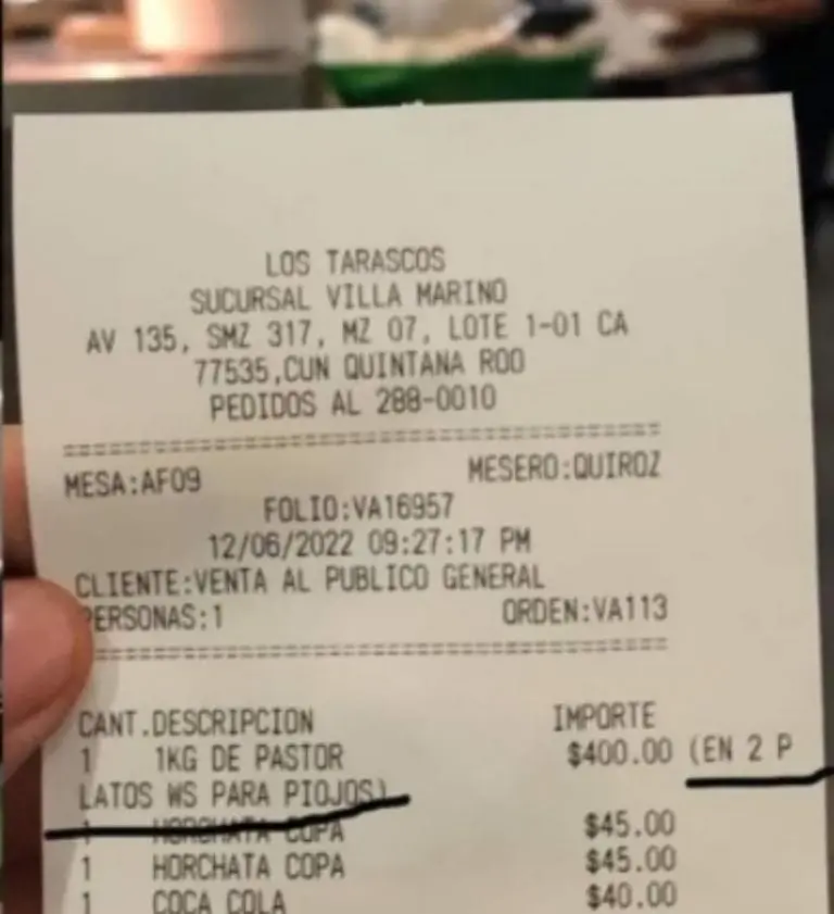 El ticket de compra con el insulto añadido. Foto: Twitter.