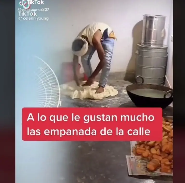 Vendedor hace masa con los pies (TikTok)