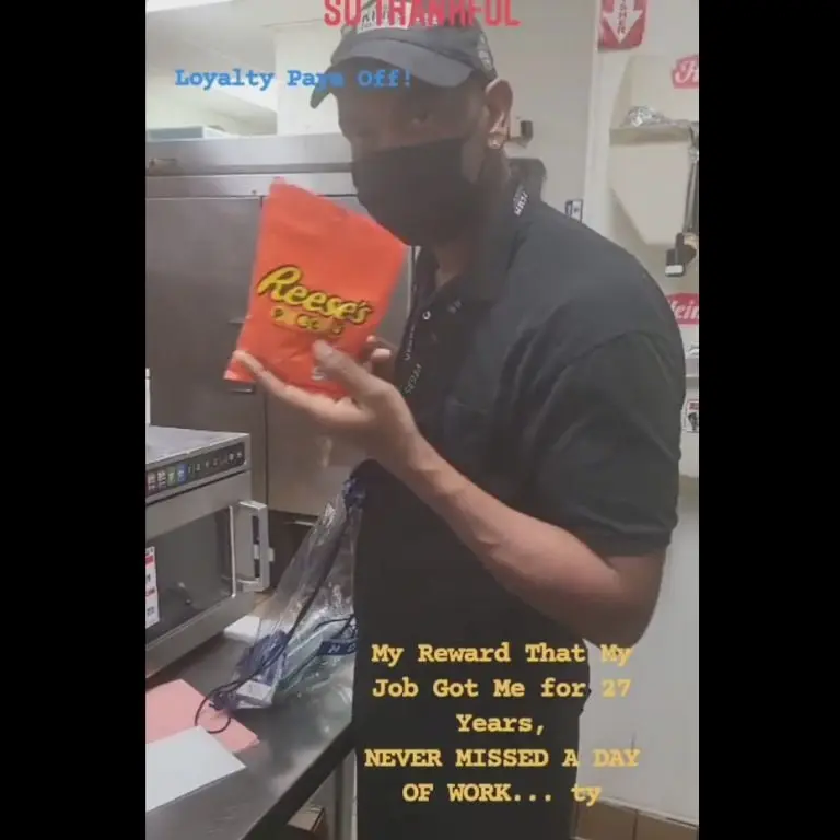 Empresa reconoce a empleado con una bolsa de dulces (Redes sociales)