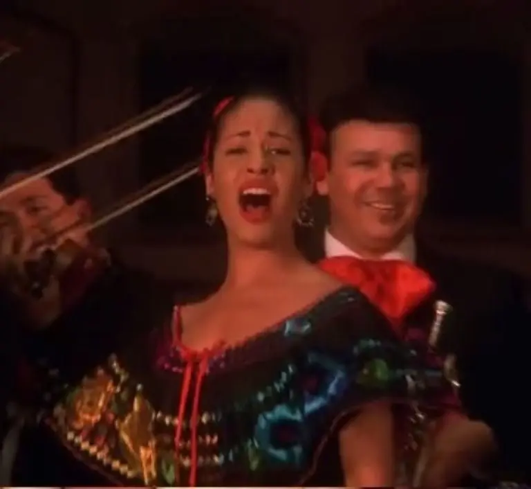 Selena cantando en