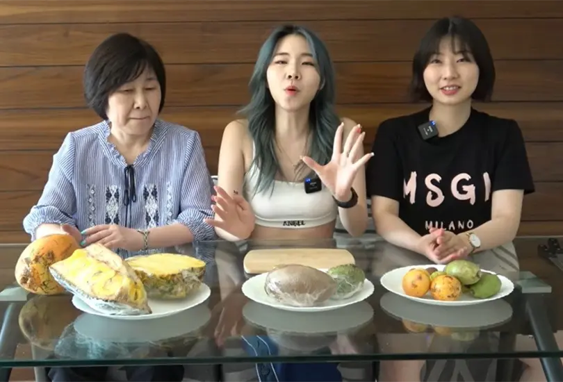 La familia quedó sorprendida por los precios de las frutas, pues según contaron, nunca habían probado la piña debido a que en Corea puede llegar a costar más de 10 dólares La familia quedó sorprendida por los precios de las frutas, pues según contaron, nunca habían probado la piña debido a que en Corea puede llegar a costar más de 10 dólares
