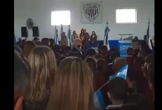 Ceremonia escolar en colegio de Berisso, Argentina.