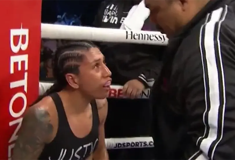 Alma Ibarra pidi&oacute; detener la pelea. 