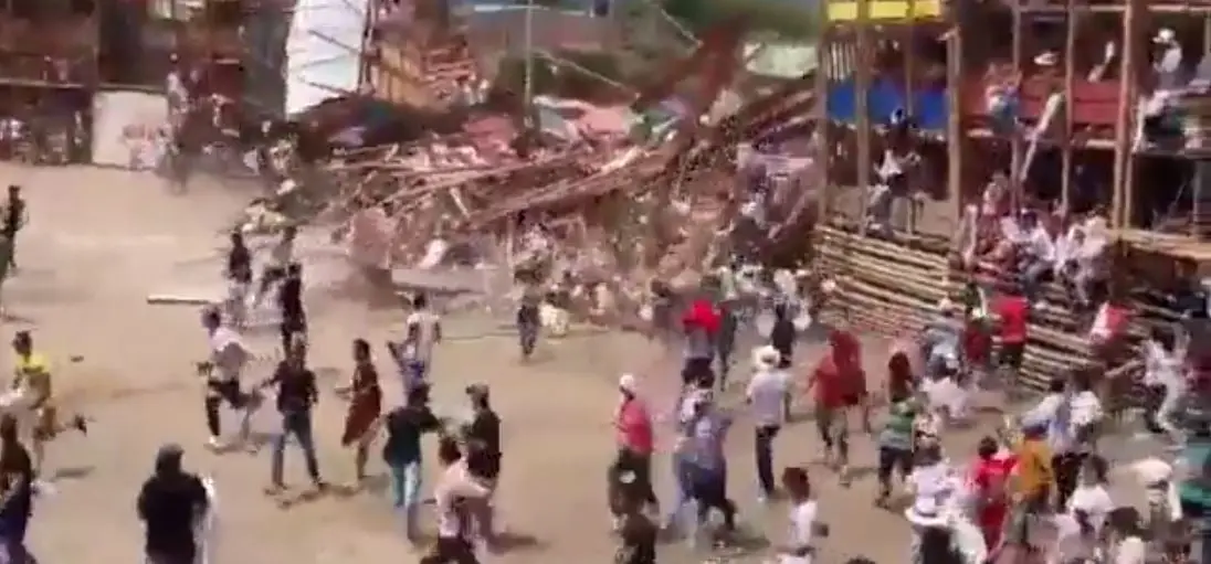 Las autoridades reportan al menos cuatro muertos por el derrumbe. 