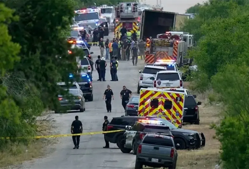 El tr&aacute;iler ten&iacute;a placas de EU, superpuestas, para circular sin revisi&oacute;n.
