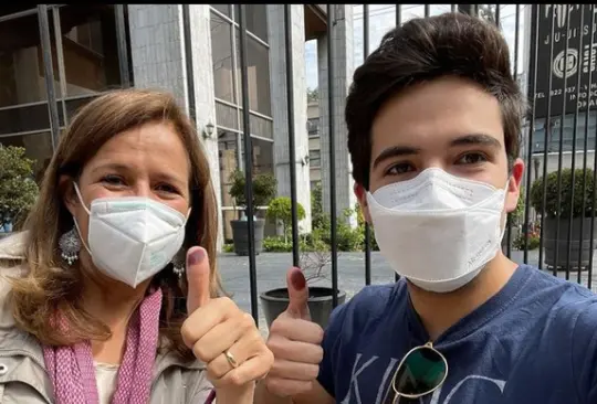 Margarita Zavala, excandidata presidencial, y su hijo Luis Felipe Calder&oacute;n.