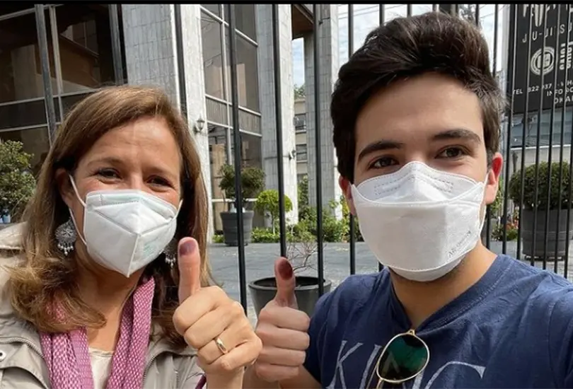 Margarita Zavala, excandidata presidencial, y su hijo Luis Felipe Calder&oacute;n.