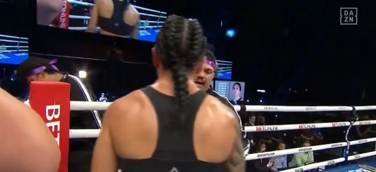 La mexicana no quiso continuar con la pelea. Foto: captura de pantalla.