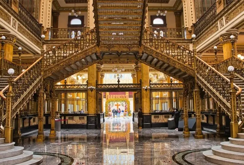 No te pierdas el recorrido guiado por el Palacio Postal.