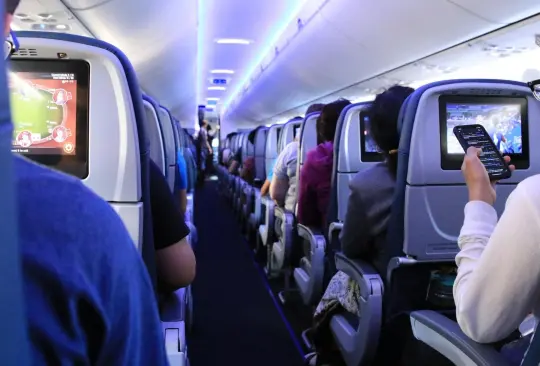 El agresor, identificado como Brian Patrick Durning, justific&oacute; sus acciones diciendo que antes  de abordar el avi&oacute;n hab&iacute;a bebido vino y cerveza 