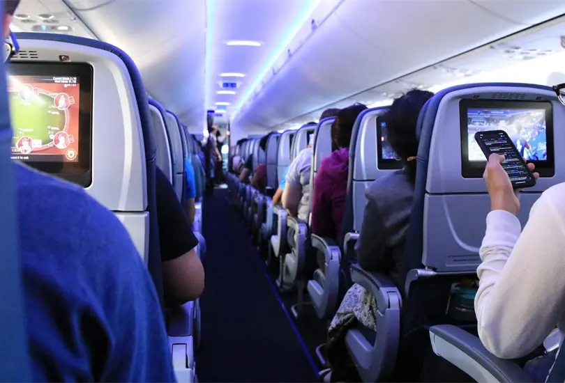 El agresor, identificado como Brian Patrick Durning, justific&oacute; sus acciones diciendo que antes  de abordar el avi&oacute;n hab&iacute;a bebido vino y cerveza 