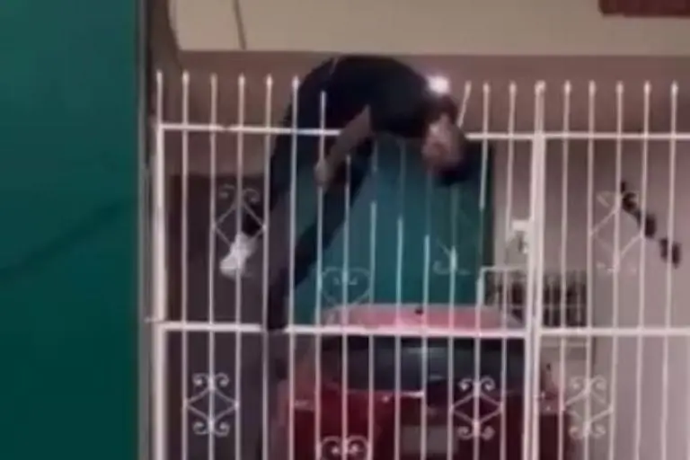 El video muestra unos segundos del hombre gritando de dolor ante la mirada de varios vecinos. Foto: Twitter.