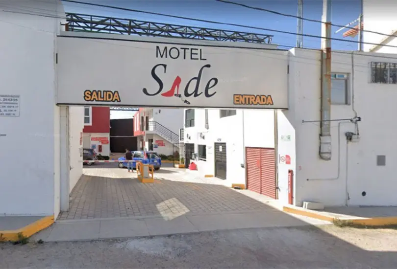 La mujer fue encontrada por el personal de limpieza quien dio aviso a las autoridades 