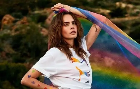 "No me importa que alguien se defina a s&iacute; mismo como &eacute;l, ella o ello. Yo me enamoro de la persona, eso es todo. Me atrae la persona", explic&oacute;. 