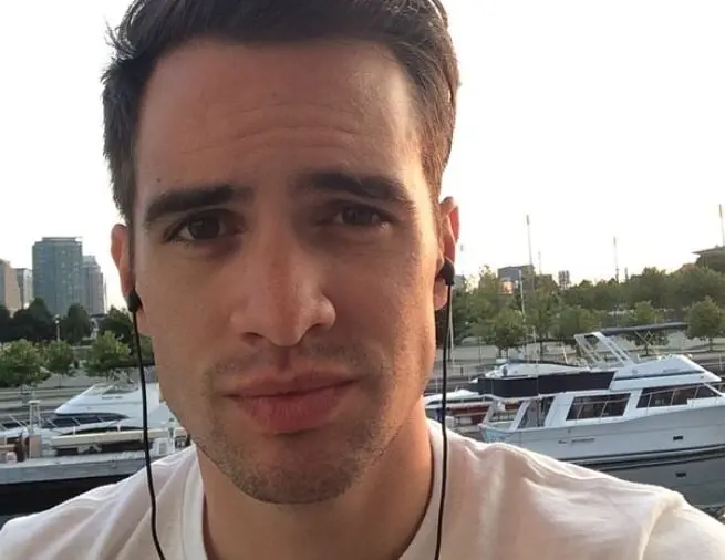"Estoy casado con una mujer y estoy muy enamorado de ella, pero no me opongo a un hombre porque a m&iacute; me gusta una persona. Si una persona es genial, entonces una persona es genial", dijo. 
