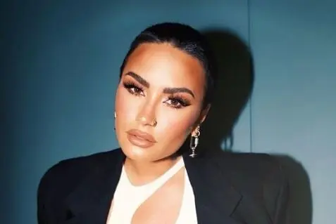  "S&iacute;, pansexual", respondi&oacute; la cantante: "Escuch&eacute; a alguien llamar a la comunidad LGBTQIA+ la mafia del alfabeto. Soy parte de la mafia del alfabeto y estoy orgullosa", afirm&oacute;.