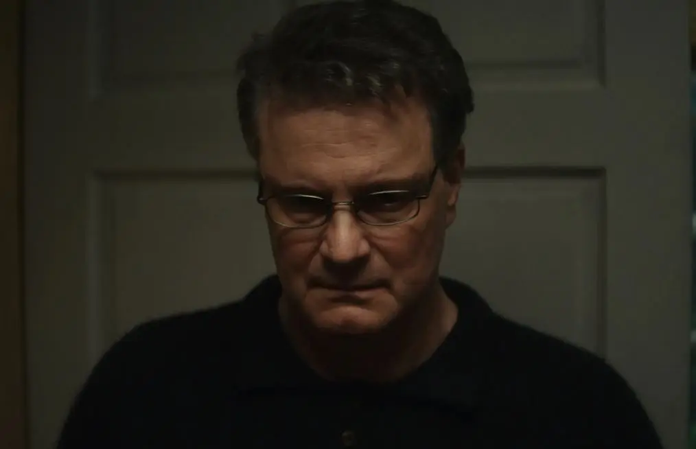 Est&aacute; basada en el caso real de la muerte de Kathleen Peterson, quien fue encontrada sin vida en la escalera de su casa. Narra c&oacute;mo su esposo fue llevado a juicio por su asesinato y c&oacute;mo luch&oacute; para comprobar su inocencia.