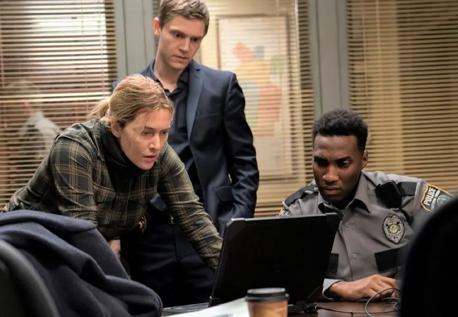 Mientras intenta evitar que su vida se derrumbe, una detective de un pueblo de Pensilvannia investiga un extra&ntilde;o asesinato.