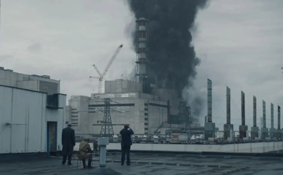 Hombres y mujeres luchan para mitigar los da&ntilde;os causados por el accidente nuclear de 1986 ocurrido en Chernobyl.